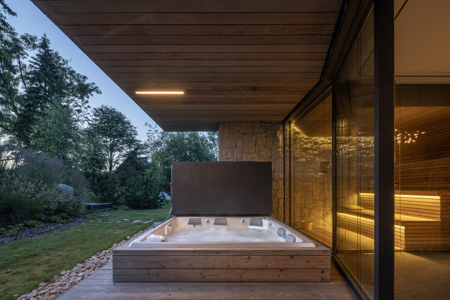 Outdoor relaxation area with USSPA Columba iN hot tub and mechanical thermal cover.