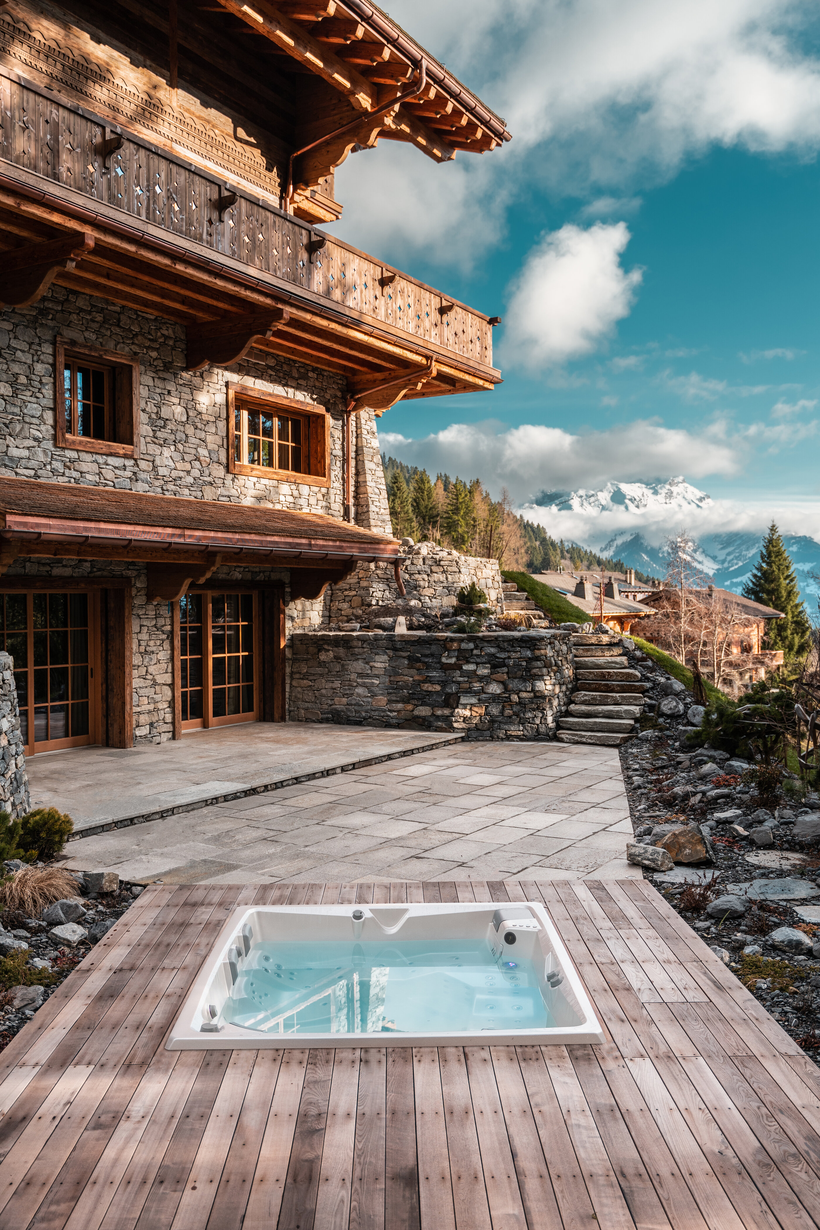 USSPA Columba iN outdoor hot tub at a mountain chalet provides relaxation in nature.