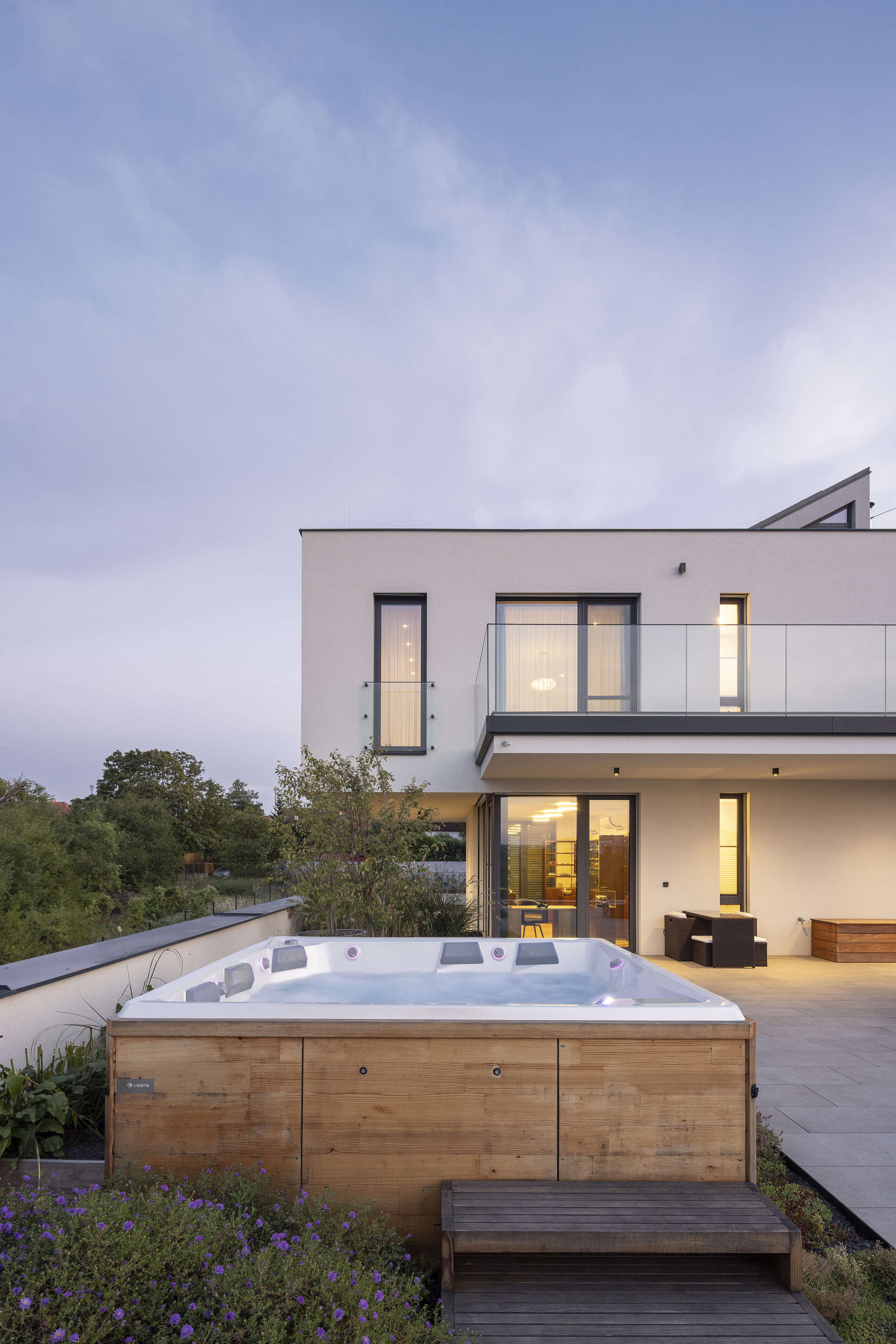 Outdoor USSPA Columba iN hot tub on the terrace of a modern home.