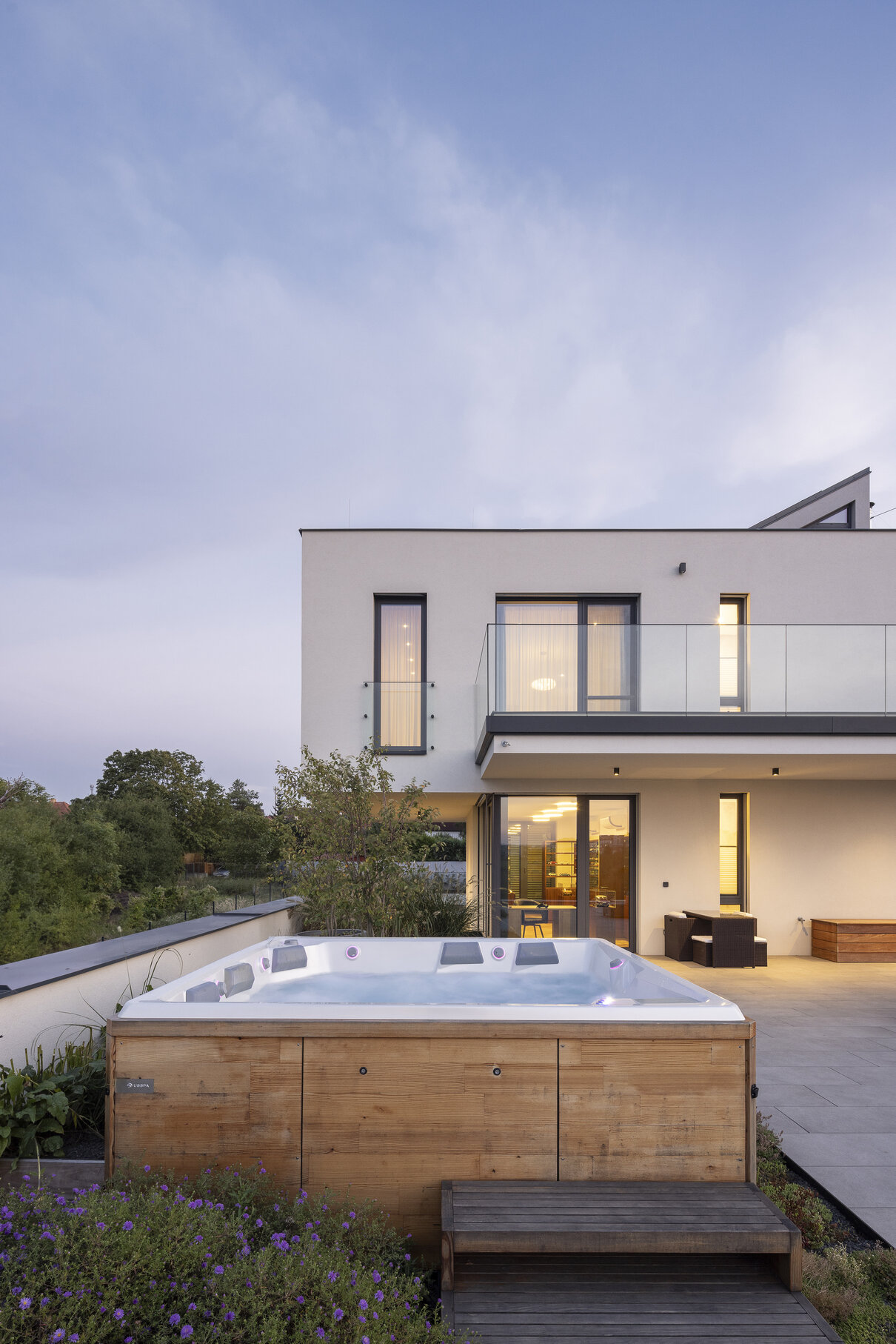Outdoor USSPA Columba iN hot tub on the terrace of a modern home.