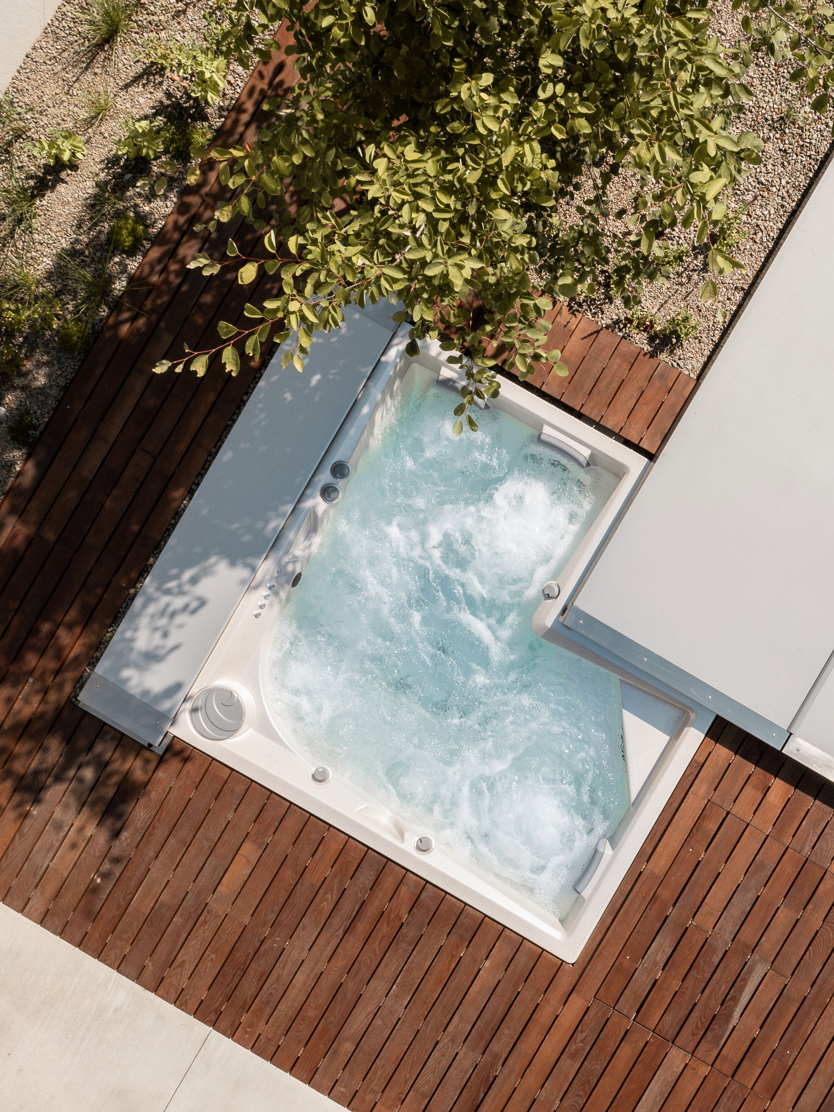 USSPA spa and swim spa pool can be combined with an automatic thermal cover to protect the water.