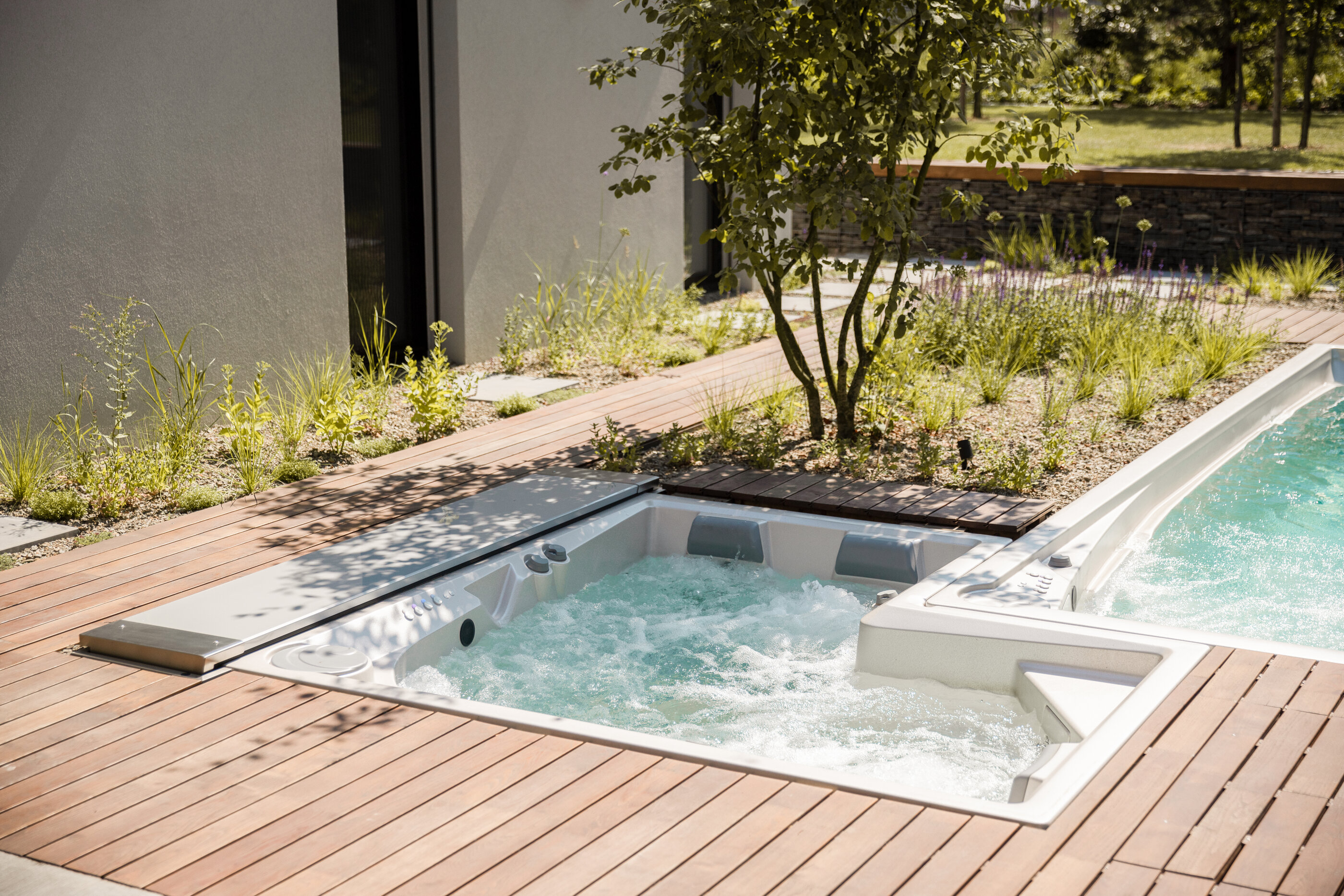 USSPA premium outdoor spa and swim spa in the garden - be inspired by our projects.