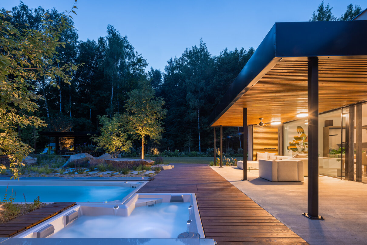 USSPA premium Combi iN whirlpool and swim spa pool for stylish and functional garden design.