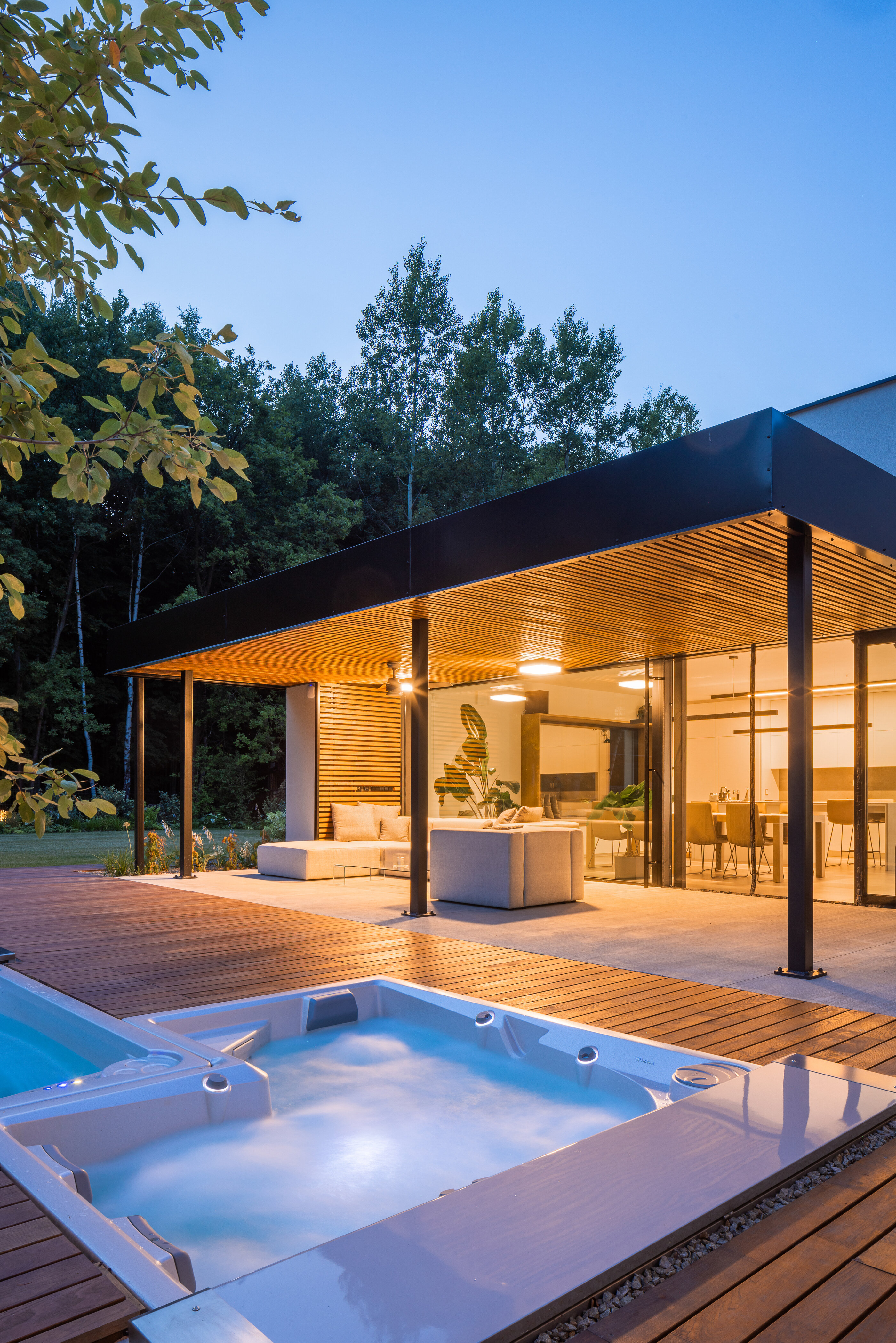 USSPA premium Combi iN whirlpool and swim spa pool for stylish and functional garden design.