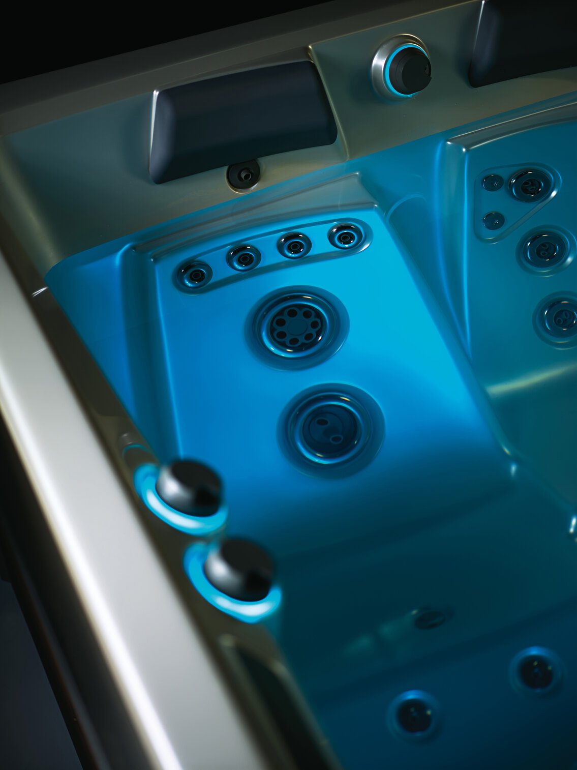 USSPA premium whirlpools – Czech brand with 30 years of tradition in quality and reliability.