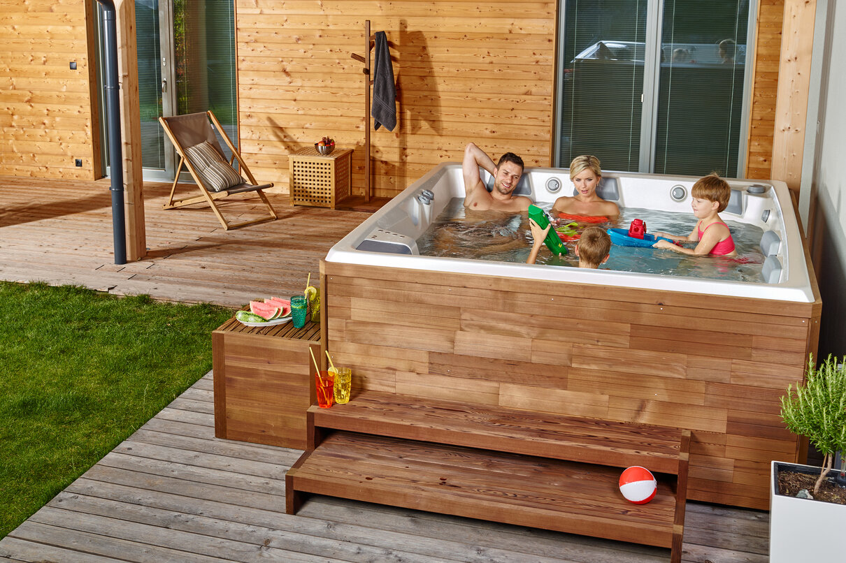 USSPA premium whirlpool in the garden – family enjoying relaxing moments and home wellness.