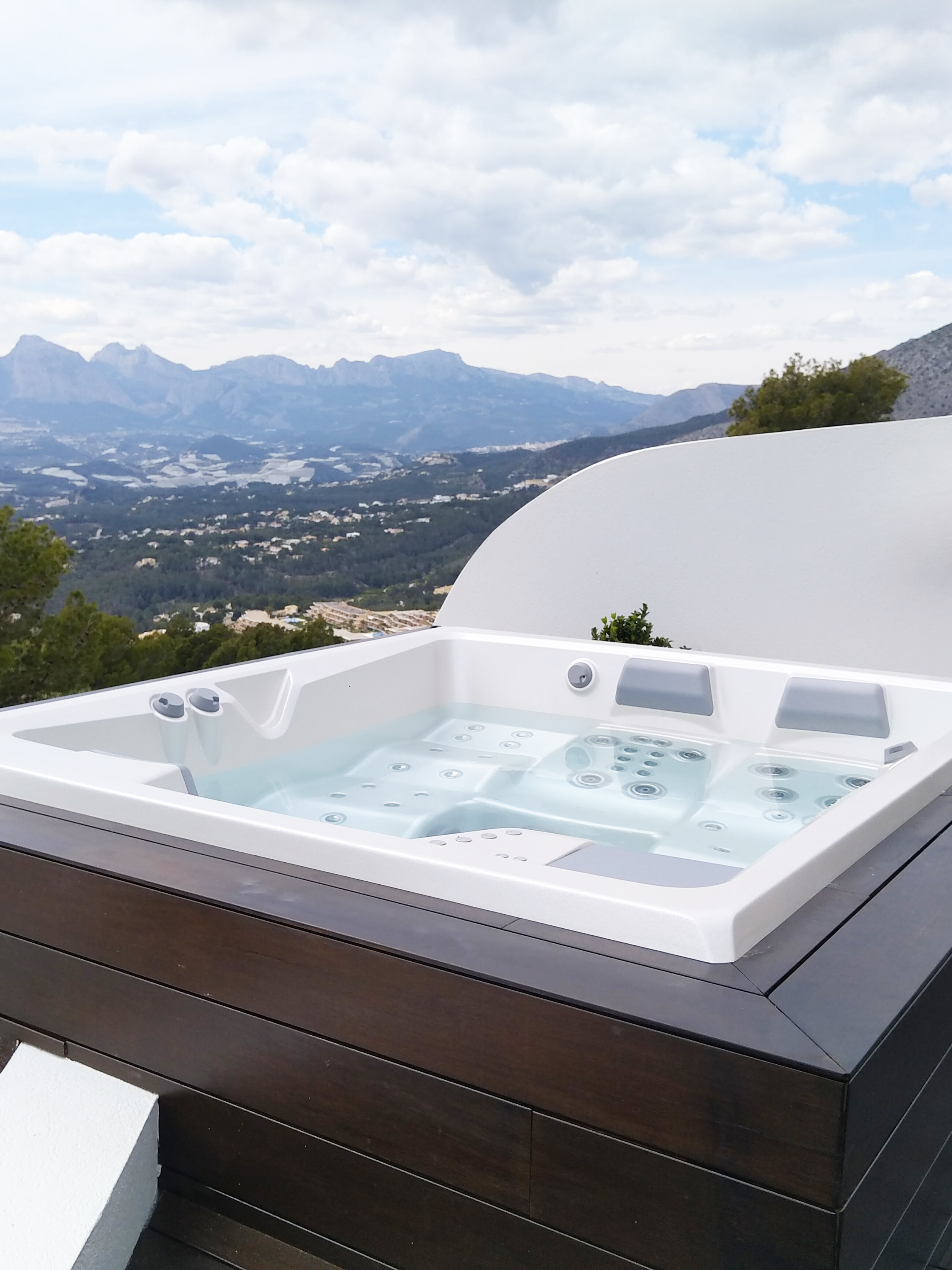 USSPA Draco iN – premium hot tub for up to four people for relaxing with a view in home comfort.