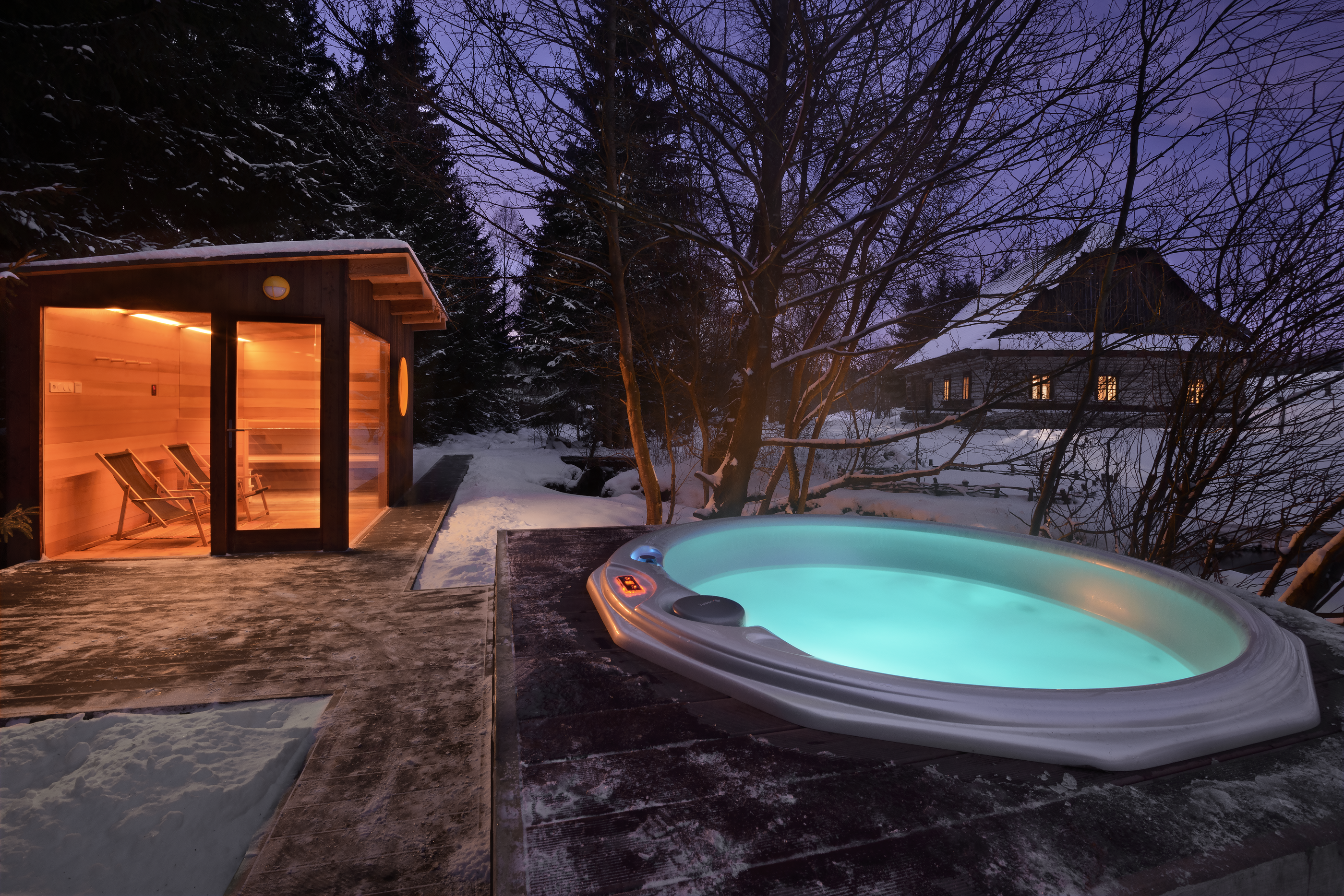 USSPA Noel – hot tub with clean lines, spiral massage jets and soft LED glow in a winter setting.