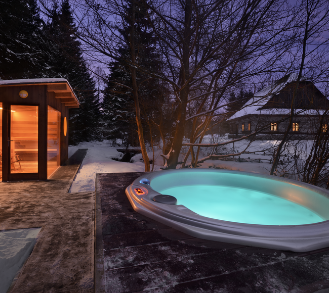 USSPA Noel – hot tub with clean lines, spiral massage jets and soft LED glow in a winter setting.
