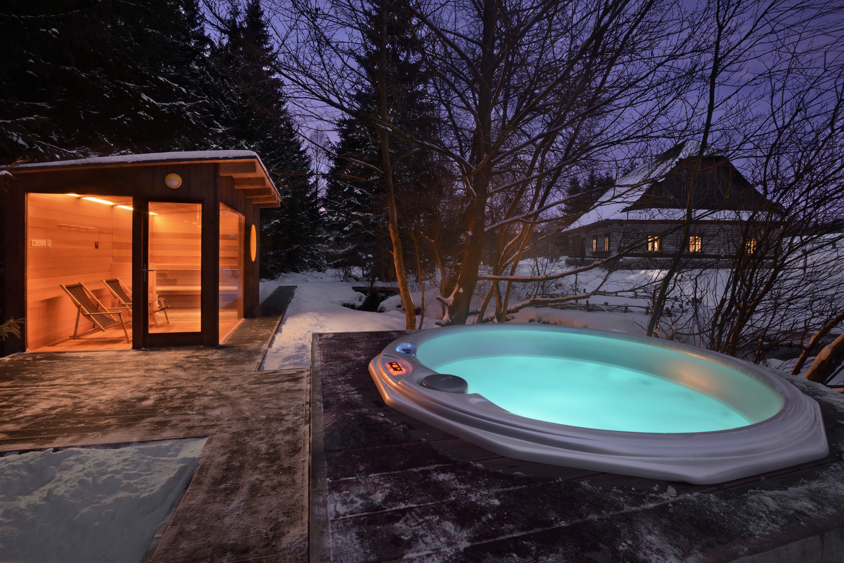 USSPA Noel – hot tub with clean lines, spiral massage jets and soft LED glow in a winter setting.