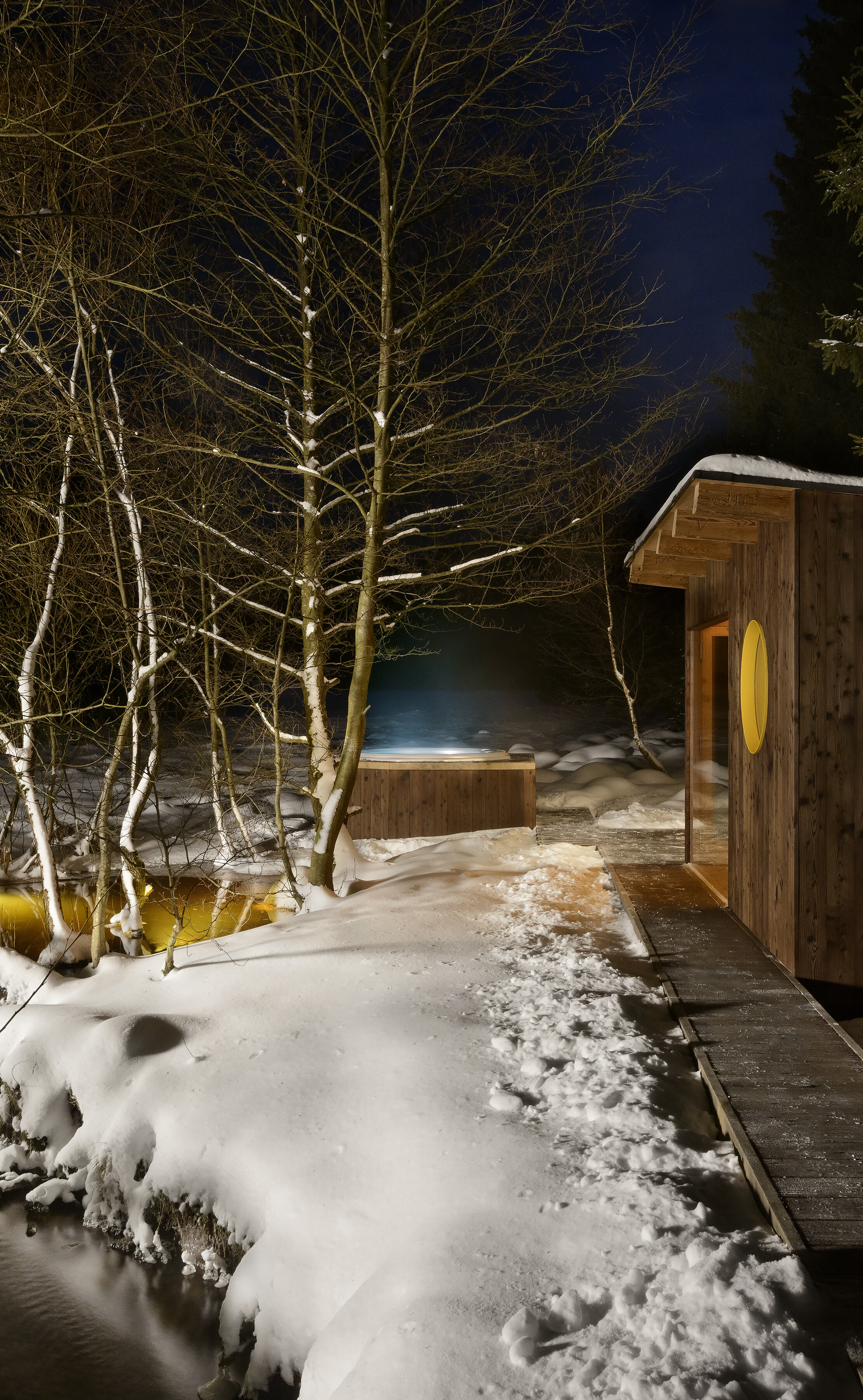 USSPA Noel – hot tub with clean lines, spiral massage jets and soft LED glow in a winter setting.