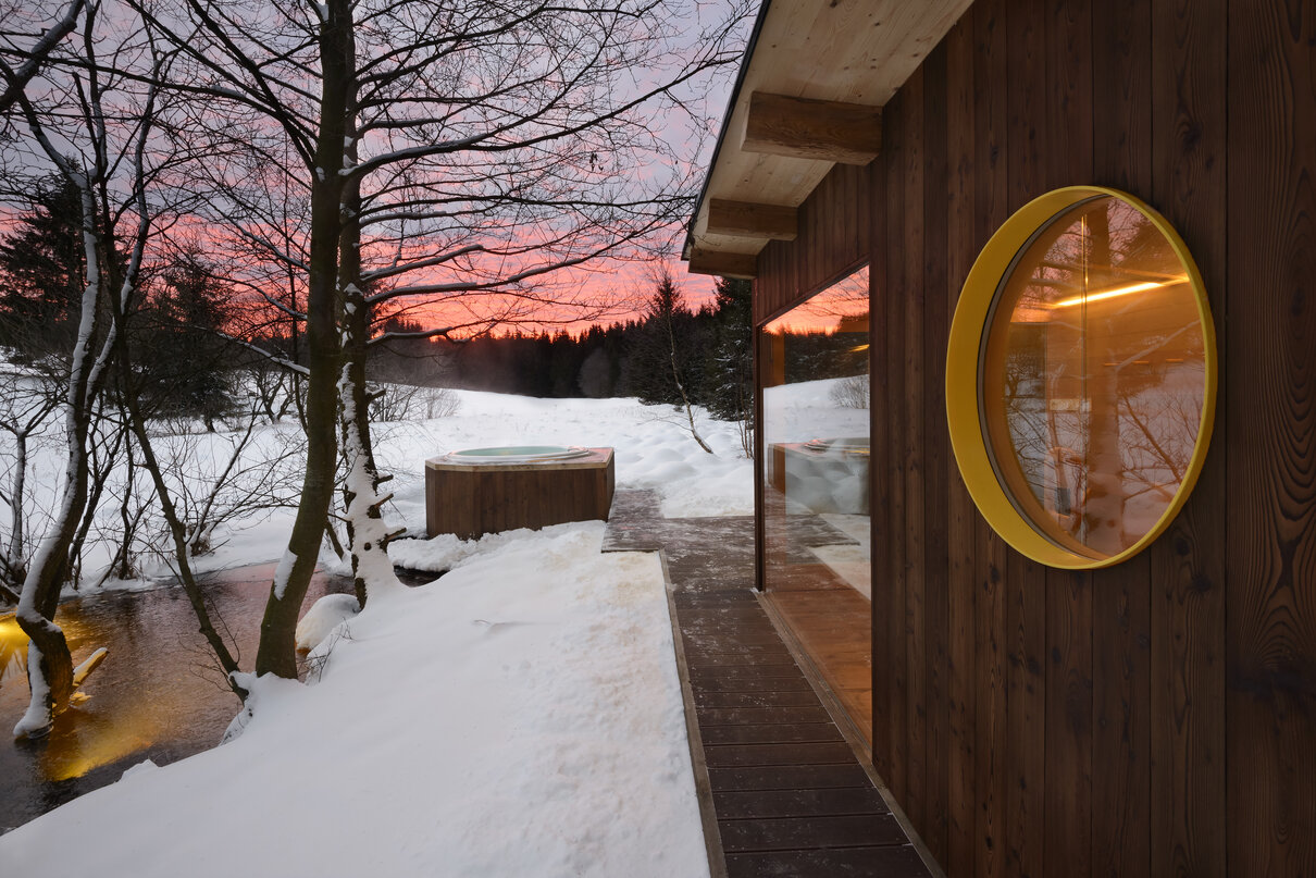 USSPA Noel – hot tub with clean lines, spiral massage jets and soft LED glow in a winter setting.