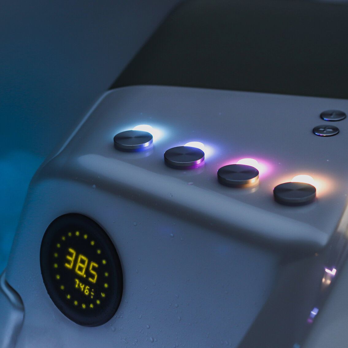 USSPA swim spa and spa – easy control via buttons and mobile app for comfort and smart management.