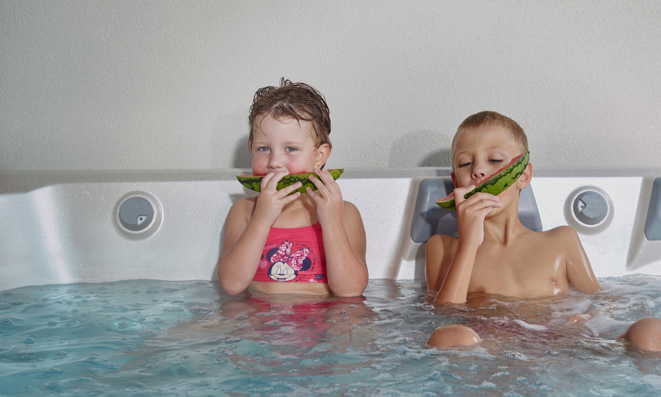 USSPA Czech spa for indoor & outdoor use – relax for adults, fun for kids.