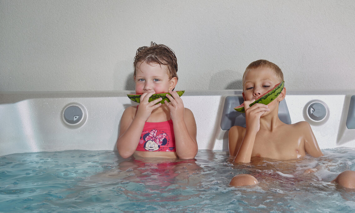 USSPA Czech spa for indoor & outdoor use – relax for adults, fun for kids.