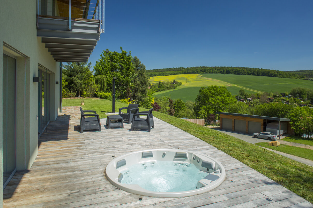 USSPA whirlpool Orion iN offers comfort, spacious seating and a wide range of therapeutic options.