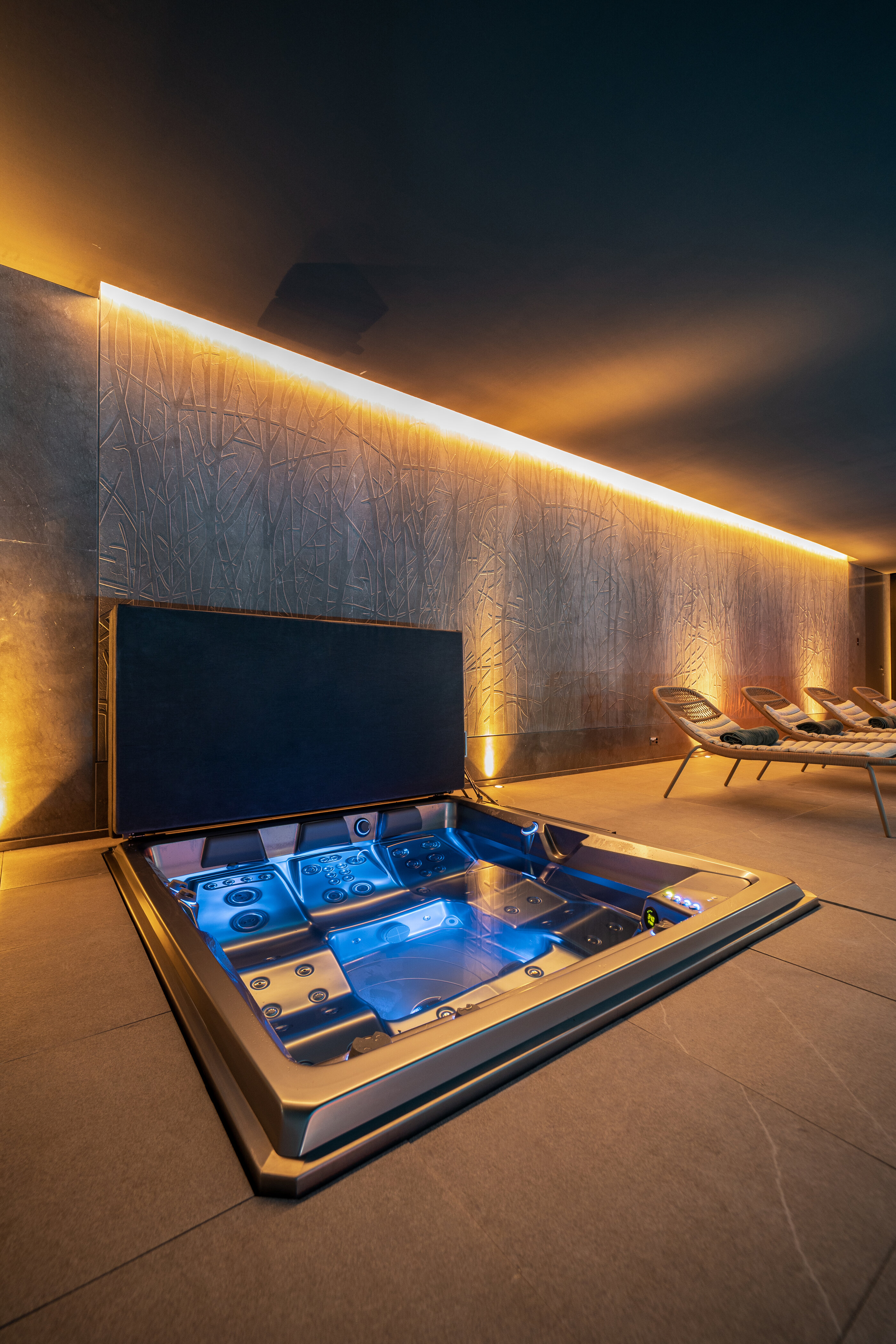 USSPA built-in indoor hot tub Persea iN for home wellness and ultimate relaxation.